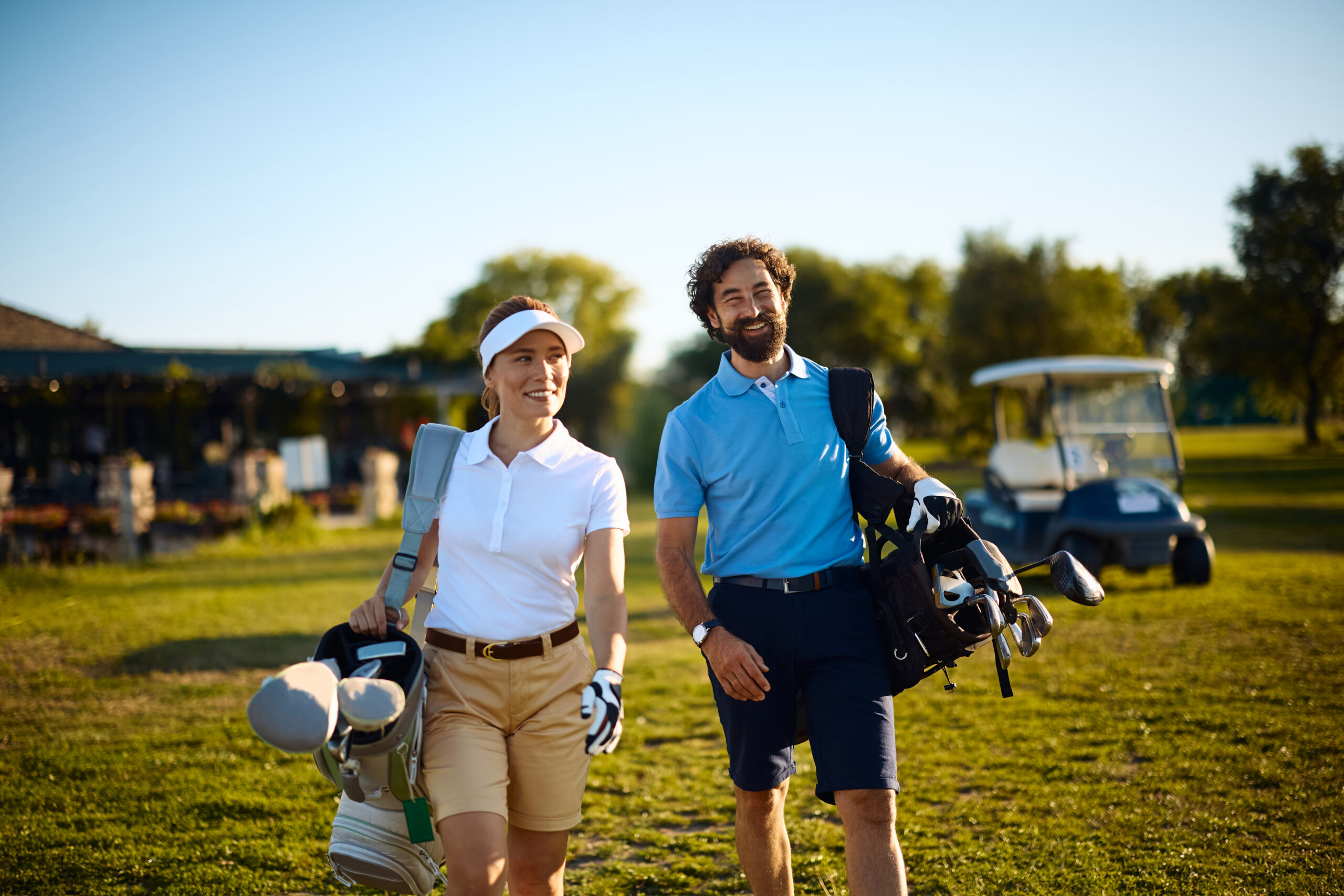 joueurs de golf sur le practice